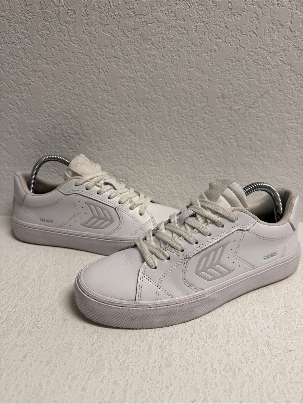 Cariuma Unisex White Low-Top Sneakers with Subtle Accents M8 W9.5